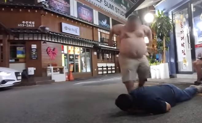 부천역 인근 식당 앞에서 한 BJ가 실시간 방송 도중 웃통을 벗고 다른 BJ의 몸 위로 뛰어오르고 있다. /유튜브