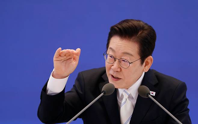 이재명 대통령이 11일 청와대 영빈관에서 열린 취임 100일 기자회견 '회복을 위한 100일, 미래를 위한 성장'에서 주가 상승과 관련한 발언을 하고 있다. /뉴시스