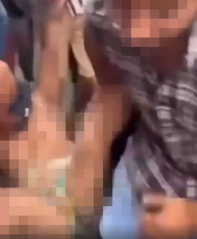 비슈누 프라사드 파우델 재무부 장관으로 추정되는 인물이 옷이 벗겨진 채 시위대에 끌려다니는 모습. /레딧