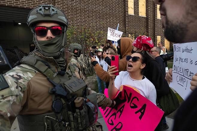 12일 미국 일리노이주 브로드뷰의 ICE 시설 인근에서 이민 단속에 반대하는 시위대가 요원들과 대치하고 있다. /AFP 연합뉴스