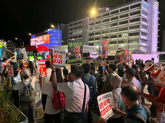 13일 오후 촛불행동 시위대가 서울 종로구 주한미국대사관 앞을 행진하고 있다. /고유찬 기자