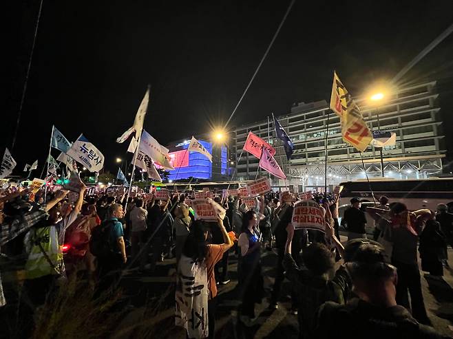 13일 오후 촛불행동 시위대가 서울 종로구 주한미국대사관을 향해 구호를 외치고 있다. 이들은 “한미동맹은 쇠사슬 동맹” “쇠사슬 동맹 끊어내자” 등의 구호를 외쳤다. 일부는 “양키 고 홈” “방 빼라”고 소리쳤다. /고유찬 기자