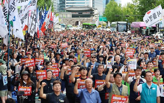 13일 오후 서울 중구 시청역 앞에서 전국민주노동조합총연맹(민노총) 조합원들이 구호를 외치고 있다./뉴스1