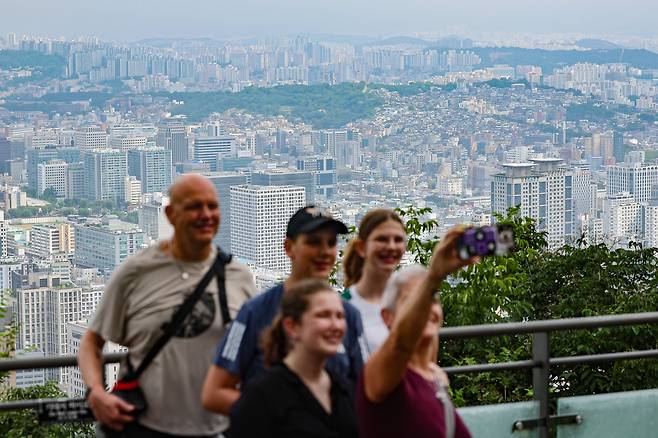 지난달 26일 외국인 관광객들이 남산에서 사진을 찍고 있다. /연합뉴스