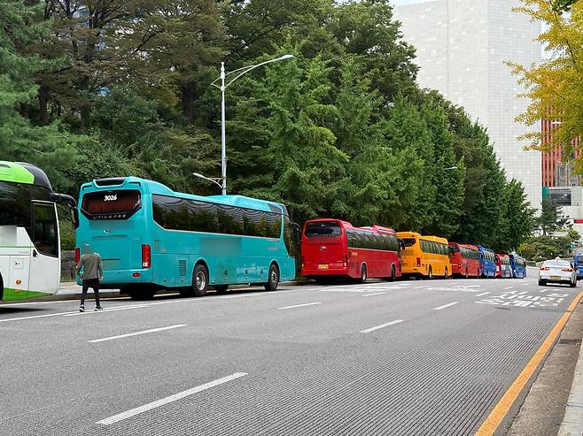 8일 오후 4시쯤 서울 중구 소파로 일대 노상주차장이 관광버스들로 가득차있다. /이호준 기자