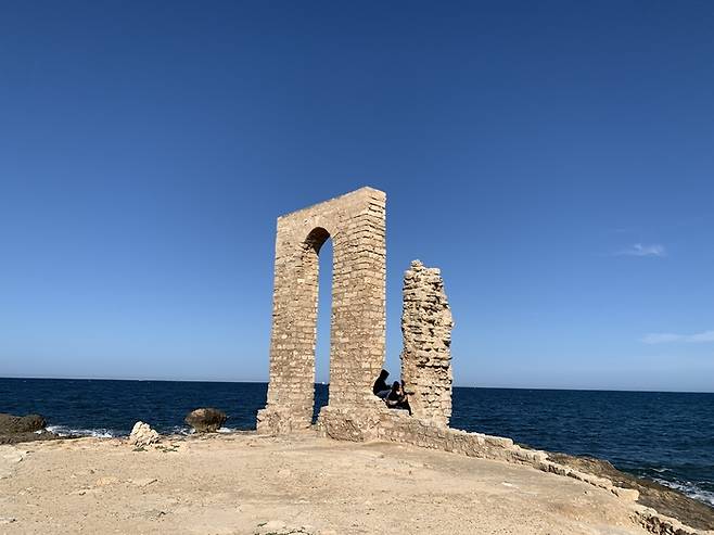 바다 주변 폐허로 남은 고대 유적의 흔적