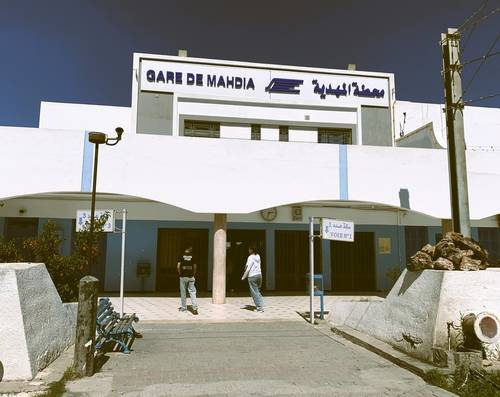 일몰이 드리운 마디아 기차역 플랫폼