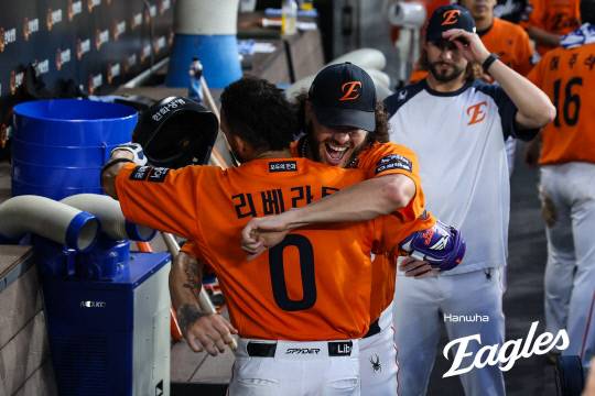 13일 대전 한화생명볼파크에서 열린 2025 신한 SOL Bank KBO리그 한화이글스와 키움히어로즈와의 경기에서 리베라토가 5회말 만루홈런을 쏘아올리고 폰세와 포옹하고 있다. 한화이글스 제공