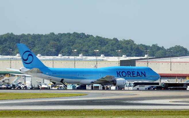 미국 이민당국에 의해 체포·구금됐다 풀려난 한국인 근로자들이 11일(현지시간) 미국 조지아주 하츠필드-잭슨 애틀랜타 국제공항에서 대한항공 전세기에 탑승하고 있다. ⓒ연합뉴스