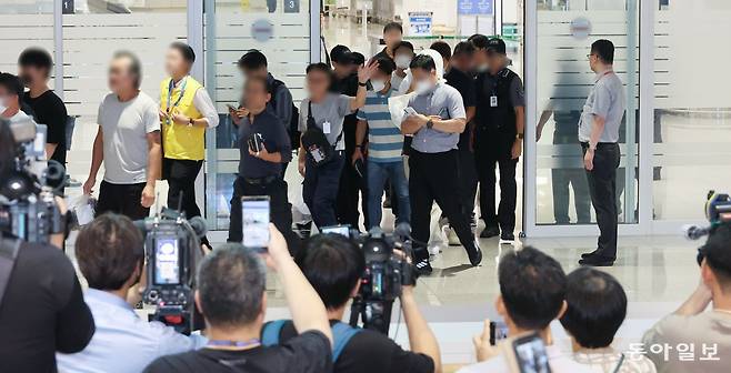 미국 이민당국에 의해 조지아주에 구금됐던 한국인 근로자들이 12일 인천국제공항 제2여객터미널 입국장을 나서고 있다. 2025.9.12. 박형기 기자 oneshot@donga.com