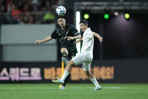 설기현(FC스피어)과 이영표(실드유나이티드). 넥슨 제공