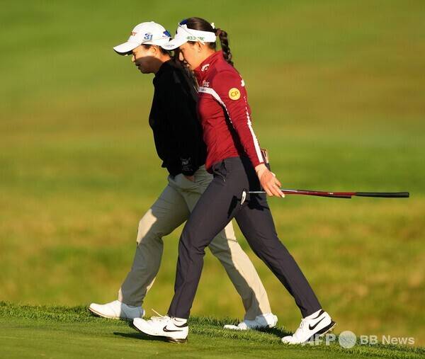 2025년 미국여자프로골프(LPGA) 투어 크로거 퀸 시티 챔피언십에 출전한 김세영 프로와 세계랭킹 1위 지노 티띠꾼이 2라운드에서 동반 플레이하는 모습이다. 사진제공=ⓒAFPBBNews = News1 (사진을 무단으로 사용하지 마십시오.)