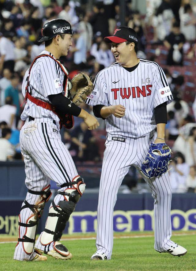 유영찬이 지난달 19일 잠실 롯데전에서 승리한 뒤 포수 이주헌과 기뻐하고 있다. 뉴시스