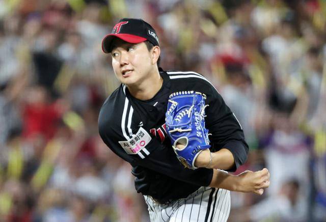 2년 전 셋업맨에서 올해 마무리로 한국시리즈 무대를 바라보고 있는 유영찬. 연합뉴스