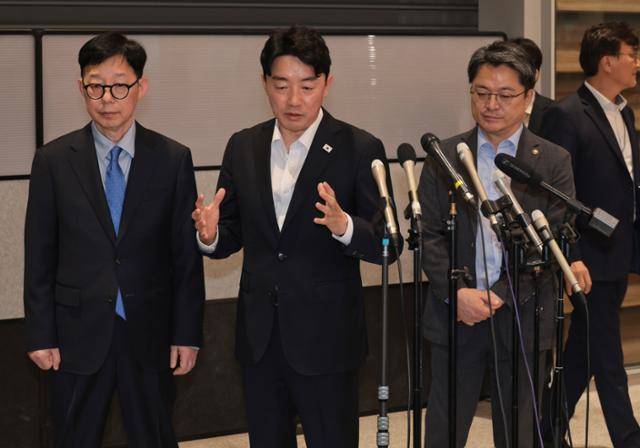 미국 조지아주에서 이민단속으로 체포·구금됐다 풀려난 현대차그룹-LG에너지솔루션 합작 배터리공장 건설 현장 직원들이 12일 오후 인천국제공항 제2여객터미널로 귀국한 가운데 강훈식(가운데) 대통령 비서실장, 조윤주(왼쪽) 외교부 1차관, 문신학 산업통상자원부 1차관이 취재진의 질문에 답하고 있다. 영종도=최주연 기자