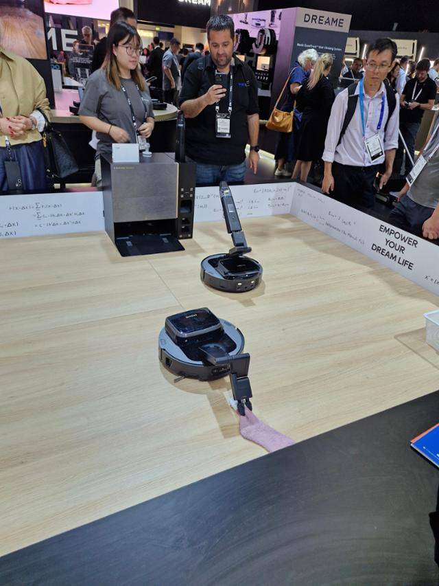 중국 드리미 로봇청소기가 청소 도중 발견한 양말을 집어 옮기고 있다. 베를린=박민식 기자