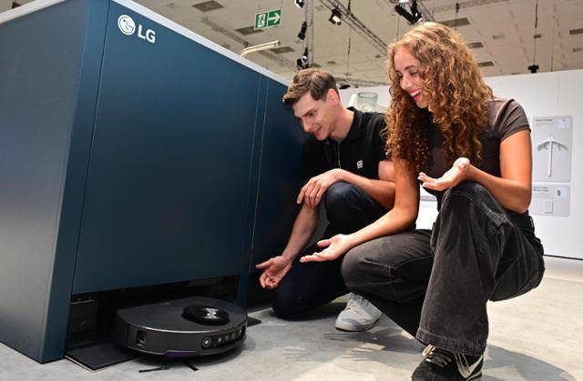 유럽 최대 가전 전시회 'IFA 2025' LG전자 모델이 히든 스테이션에서 나오는 로봇청소기를 체험하고 있다. LG전자 제공