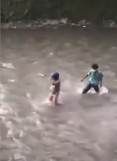 네팔 재무장관으로 추정되는 남성(왼쪽)이 속옷차림으로 헬맷을 착용한 채 강에서 시위대에게 쫓기고 있다. 유튜브 캡처