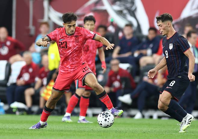 <yonhap photo-3425=""> 옌스 카스트로프, 첫 출장 (해리슨[미국 뉴저지주]=연합뉴스) 윤동진 기자 = 6일(현지시간) 미국 뉴저지주 해리슨 스포츠일러스트레이티드 스타디움에서 열린 한국 대 미국 친선경기에서 대표팀에 첫 발탁된 옌스 카스트로프가 드리블 돌파를 하고 있다. 2025.9.7 mon@yna.co.kr/2025-09-07 11:20:59/ <저작권자 ⓒ 1980-2025 ㈜연합뉴스. 무단 전재 재배포 금지, AI 학습 및 활용 금지></yonhap>