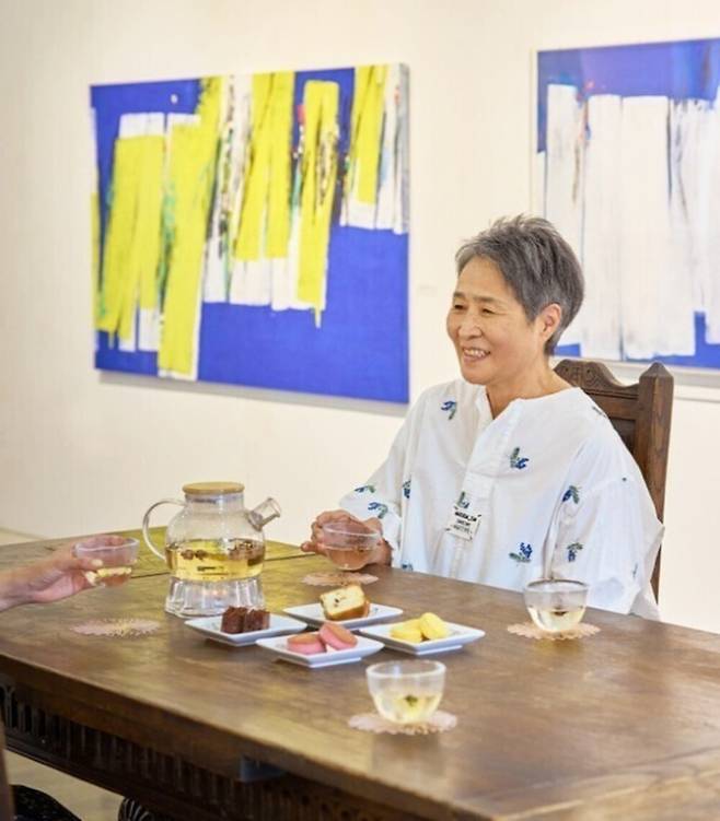 ‘저지 문화 예술인 마을’의 ‘더 갤러리 현’ 김현숙 작가와의 티타임. (제주신라호텔 제공)