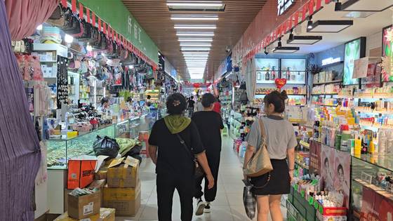 지난 10일 중국 랴오닝성 단둥시 최대 도매 시장인 신류상업청의 모습. 이도성 특파원