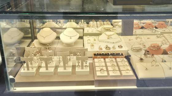 12일 오전 서울 종로 귀금속 거리의 한 가게에 반지와 목걸이 등이 진열되어 있다. 전율 기자