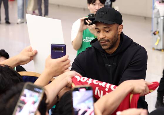 전 축구선수 티에리 앙리가 '2025 아이콘매치: 창의 귀환, 반격의 시작(아이콘매치)' 참가를 위해 12일 인천국제공항 제2여객터미널을 통해 입국했다. 뉴스1