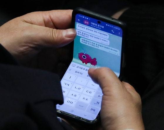 2022년 7월 26일 당시 권성동 국민의힘 원내대표가 26일 오후 서울 여의도 국회 본회의장에서 열린 경제 분야 대정부질문에서 윤석열 대통령의 문자를 확인하는 모습. 뉴스1