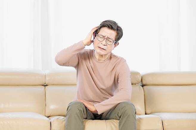 기억력 저하 현상이 반복되면 단순 건망증보다 치매 가능성을 살펴야 한다. 출처: Gettyimagesbank