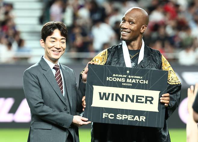 이벤트 매치에서 승리한 FC스피어 주장 디디에 드로그바가 넥슨 박정무 사업부사장과 기념촬영을 하고 있다. [뉴스1]