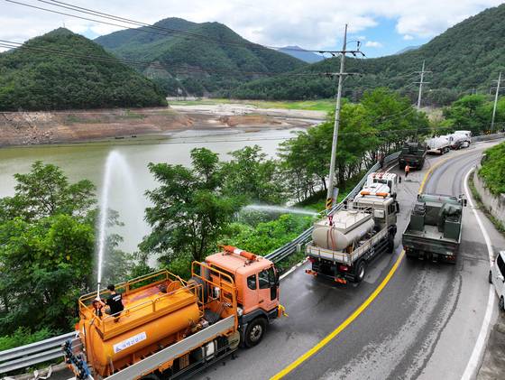 살수차들이 강릉시 오봉저수지에 물을 뿌리고 있다. [연합뉴스]
