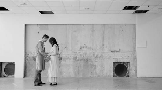 이머시브 씨어터로 만든 체호프의 ‘바냐아저씨’. 전시장 같은 공간에서 공연된다. [사진 더룸 욕망극장]