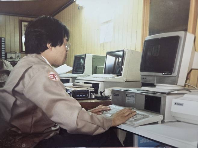 삼성전자에 퇴사한 뒤 중소기업인 '태원'에서 근무하던 30대 시절의 조웅래 회장.