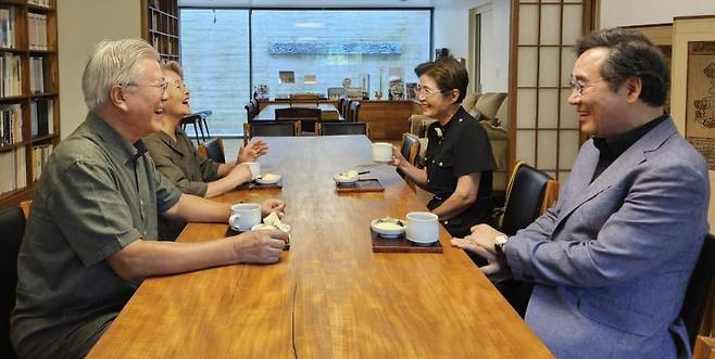 문재인 전 대통령 부부와 이낙연 새미래민주당 상임고문 부부가 활짝 웃으며 차담을 하고 있다. / 사진=이 고문 페이스북 캡처