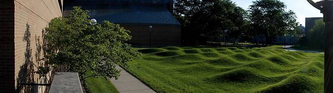 바람을 형상화한 미시간대 항공우주공학과 풍동 실험장 앞 가든 / 사진=미시간대