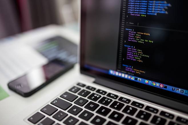 최영준 직업 컨설턴트는 “AI와 노동 구조 변화, 인구 감소가 맞물리면서 이 흐름은 더욱 가속화될 것”이라며 “기업도 직원들의 다양한 경험과 역량을 수용할 수 있도록 조직 문화를 조정할 필요가 있다”고 강조했다.