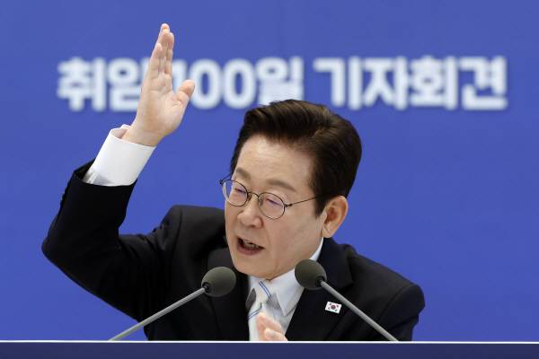 이재명 대통령이 지난 11일 청와대 영빈관에서 열린 취임 100일 기자회견에서 취재진 질문에 답하고 있다. 대통령실 통신사진기자단 제공