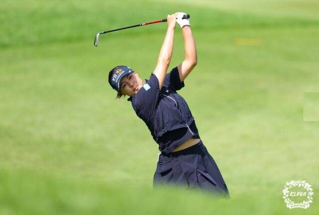 전인지가 지난 7일 경기도 이천시 블랙스톤 이천에서 진행된 KLPGA투어 시즌 세 번째 메이저대회 KB금융 스타챔피언십에서 티샷을 날리고 있다. 2년여 만에 국내 무대에 복귀한 전인지는 최근 부진을 겪으며 골프에 대한 의욕이 더 강해졌다고 했다. KLPGA 제공