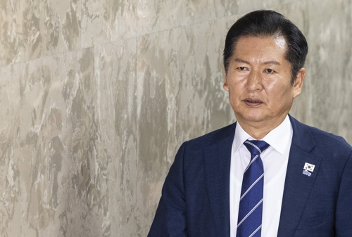 더불어민주당 정청래 대표가 11일 국회에서 본회의를 앞두고 열린 비공개 의원총회에 입장하고 있다.