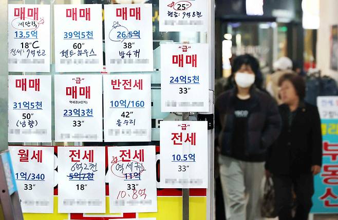 서울 송파구 일대 부동산 중개업소 외벽에 매물 안내문이 붙어 있다. [한주형기자]