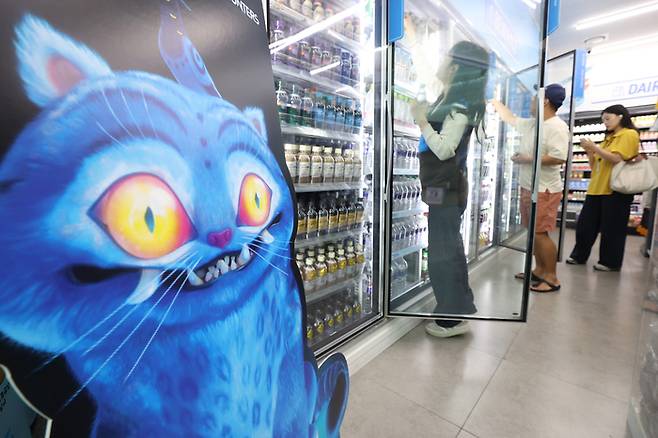 지난달 31일 인천국제공항 제2여객터미널 편의점에 장식된 영화 ‘케이팝 데몬 헌터스’ 제품 홍보물이 눈길을 끌고 있다. [사진 출처 = 연합뉴스]