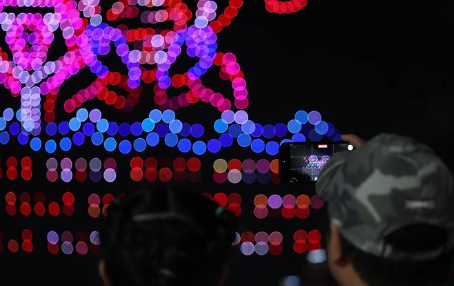 지난 7일 오후 서울 광진구 뚝섬한강공원 수변 무대 상공에서 케이팝 데몬 헌터스(케데헌)를 주제로 열린 ‘2025 한강 불빛 공연(드론 라이트 쇼)에서 1200여 대 드론이 한강의 밤하늘을 수놓고 있다. [사진 출처 = 연합뉴스]