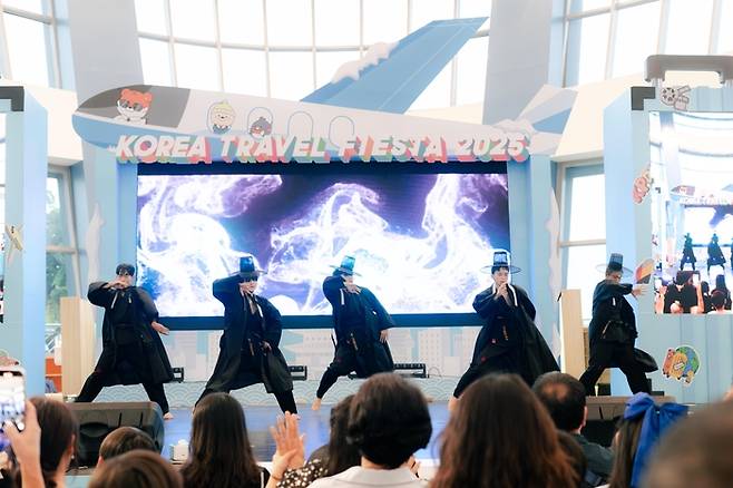 필리핀 마닐라 로드쇼에서 열린 케데헌 사자보이즈 공연. [사진 출처 = 연합뉴스]