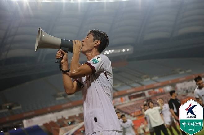 안영규가 광주 FC 유니폼을 입고 K리그 300번째 경기를 소화했다. 사진=한국프로축구연맹