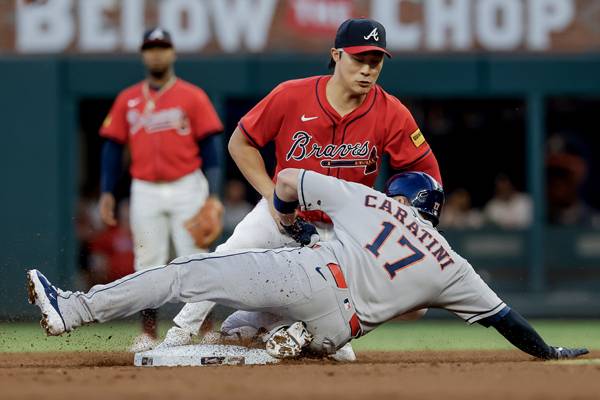 김하성이 2회 2루에서 빅터 카라티니를 태그 아웃시키고 있다. 사진= EPA= 연합뉴스 제공