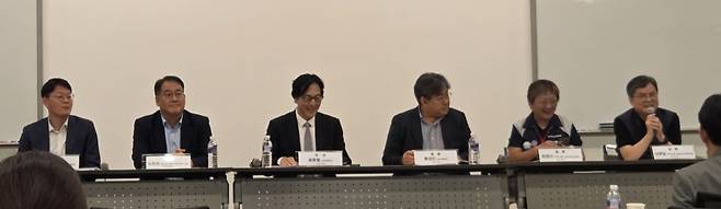 토론하는 모습. 왼쪽부터 임우택 한국경총 안전보건본부장, 노민선 중소벤처기업연구원 정책연구실장, 윤동열 건국대학교 교수, 류성민 경기대학교 교수, 최명선 민주노총 노동안전보건실장, 김광일 한국노총 산업안전보건본부장./사진=머니투데이