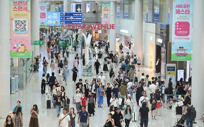 지난달 17일 인천국제공항 제1터미널 면세구역의 모습. / 사진 = 뉴시스