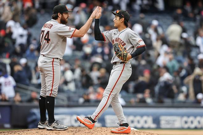 샌프란시스코 자이언츠의 이정후가 지난 4월 뉴욕의 양키 스타디움에서 열린 MLB 뉴욕 양키스와 경기를 승리한 뒤 투수 라이언 워커와 하이 파이브를 하고 있다./로이터=뉴스1