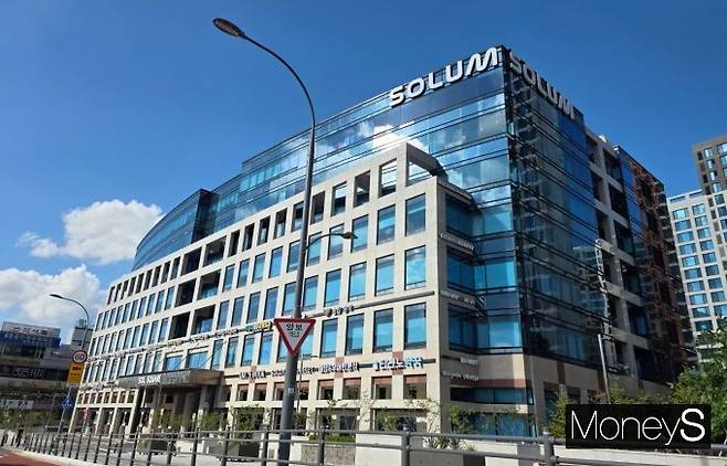 솔루엠이 최근 불거진 오너가 논란에 대한 시장의 우려를 잠재우기 위해 긴급 주주서한을 발표했지만 주주들의 반발은 좀처럼 수그러들지 않고 있다. 사진은 경기 용인 소재 솔루엠 사옥 전경. /사진=김성아 기자