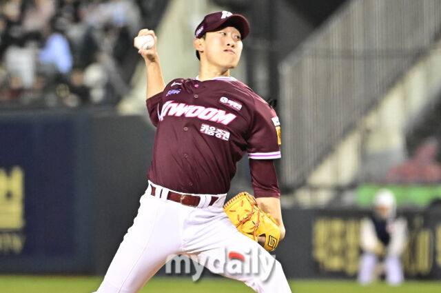 2일 서울 잠실야구장에서 열린 '2025 신한 SOL BANK KBO리그' 키움 히어로즈와 두산 베어스 경기. 키움 오석주가 4회말 2사에 교체되 마운드에 올라 힘차게 투구하고 있다./마이데일리